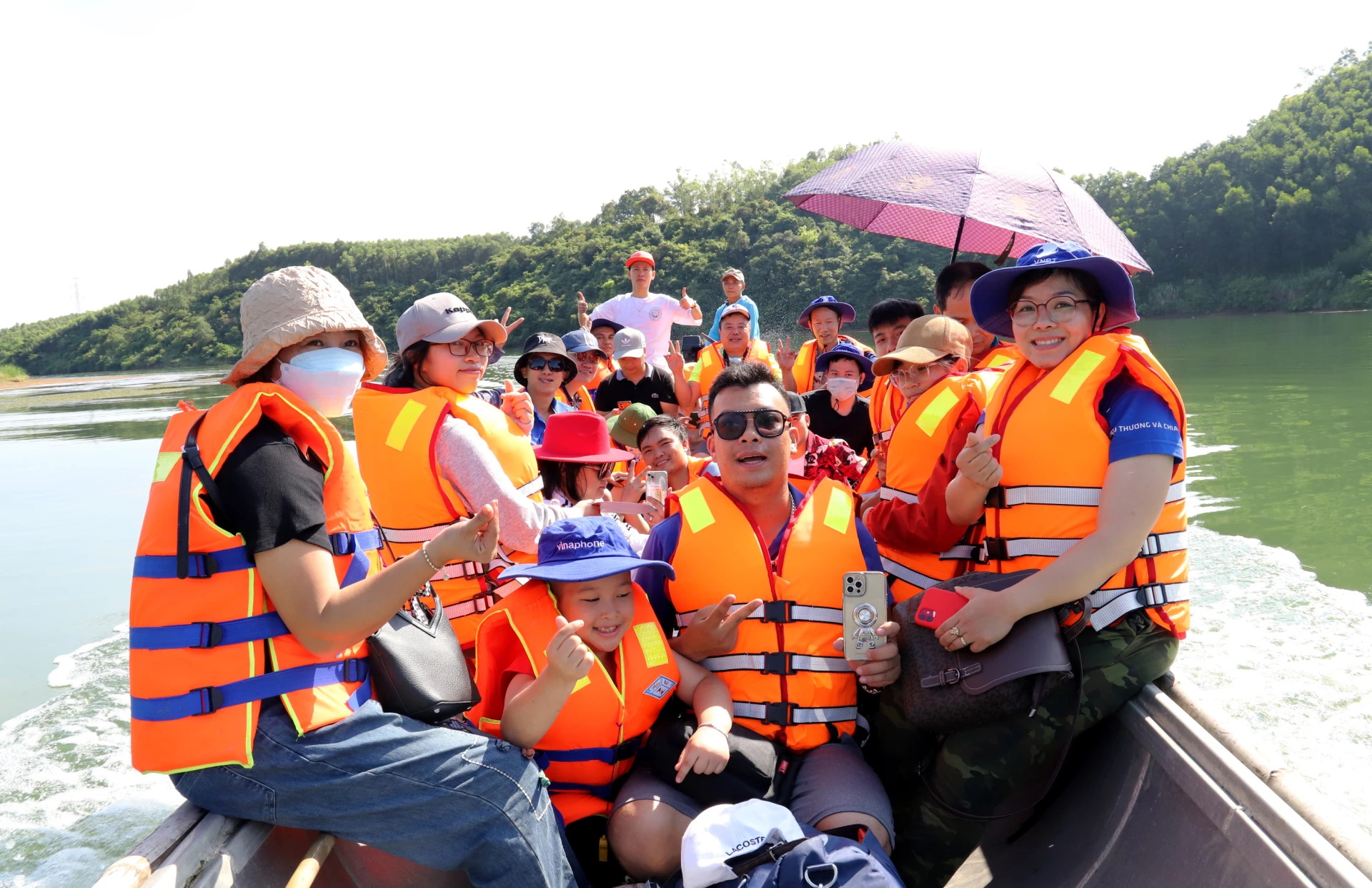 Vượt sông Long Đại đến với các bản Hôi Rấy, Nước Đắng, xã Trường Sơn, năm 2023 - Ảnh: T.L