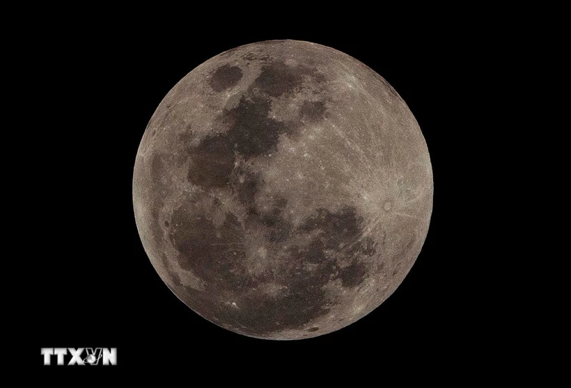 Mặt Trăng trên bầu trời nhìn từ Tegucigalpa, Honduras. (Ảnh: THX/TTXVN)