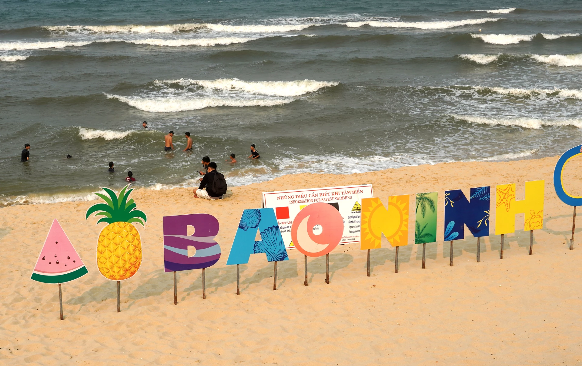 Đồng Hới, những điểm đến hấp dẫn 57 Phường Đồng Hới chú trọng đầu tư trang trí tại các bãi tắm biển trên địa bàn để thu hút du khách - Ảnh: H.TR