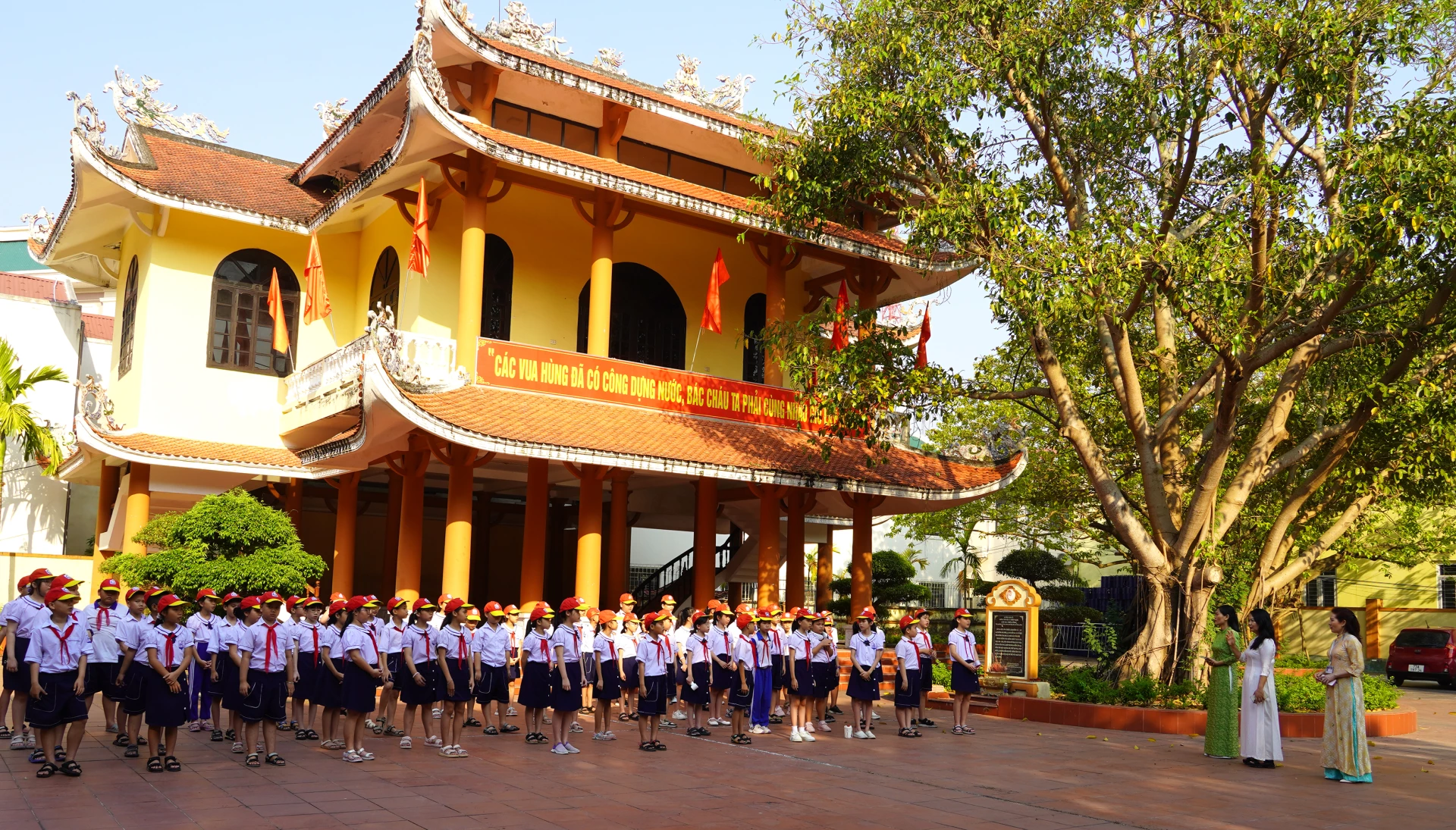 Buổi ngoại khóa của cô và trò Trường tiều học Hải Đình tại Nhà truyền thống và di tích Cây Đa-Chùa Ông - Ánh: H.TR