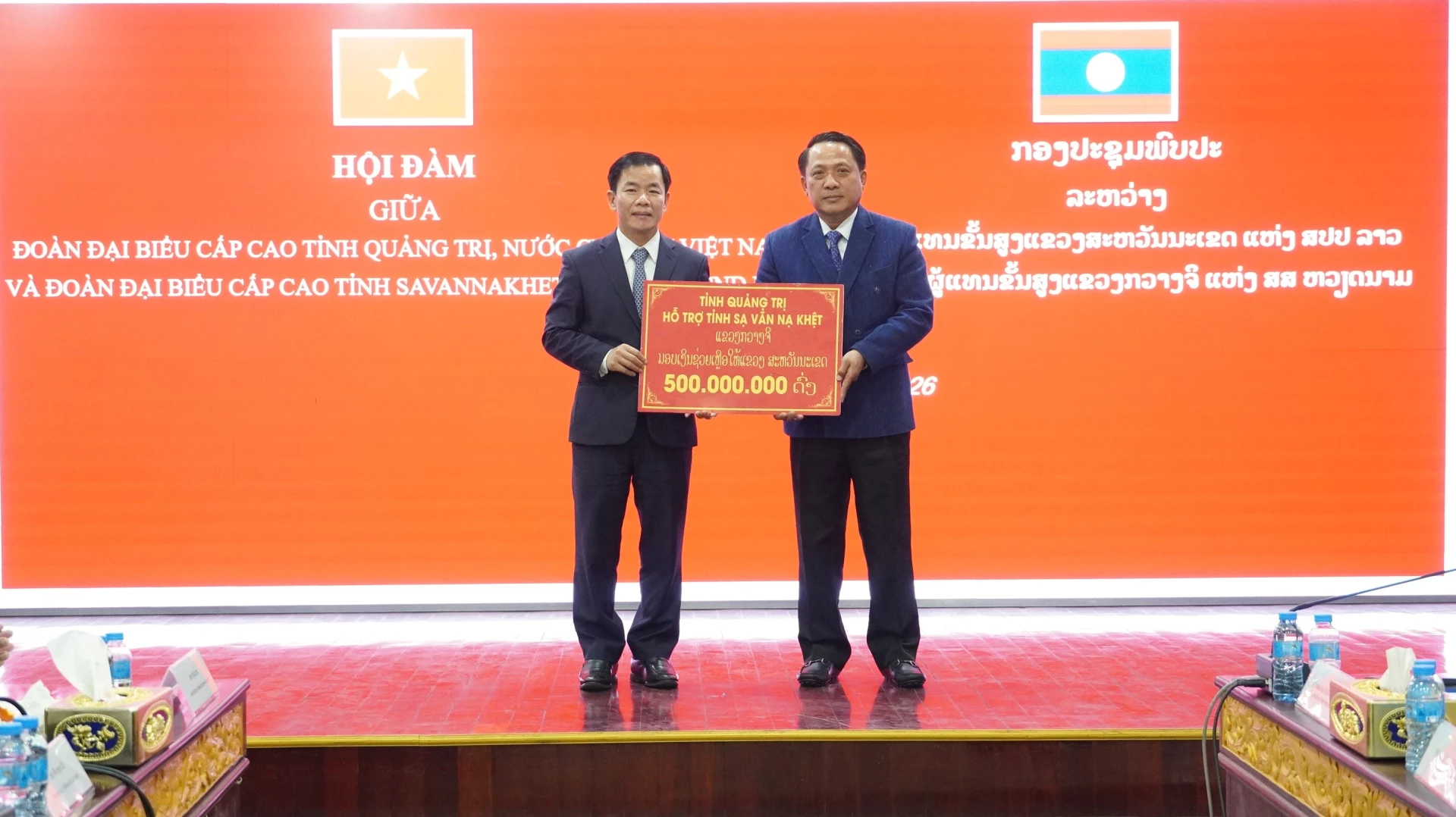 Tỉnh Quảng Trịhỗ trợ tỉnh Sạ-vẳn-nạ-khệt món quà hỗ trợ an sinh xã hội trị giá 500 triệu đồng - Ảnh: Q.V