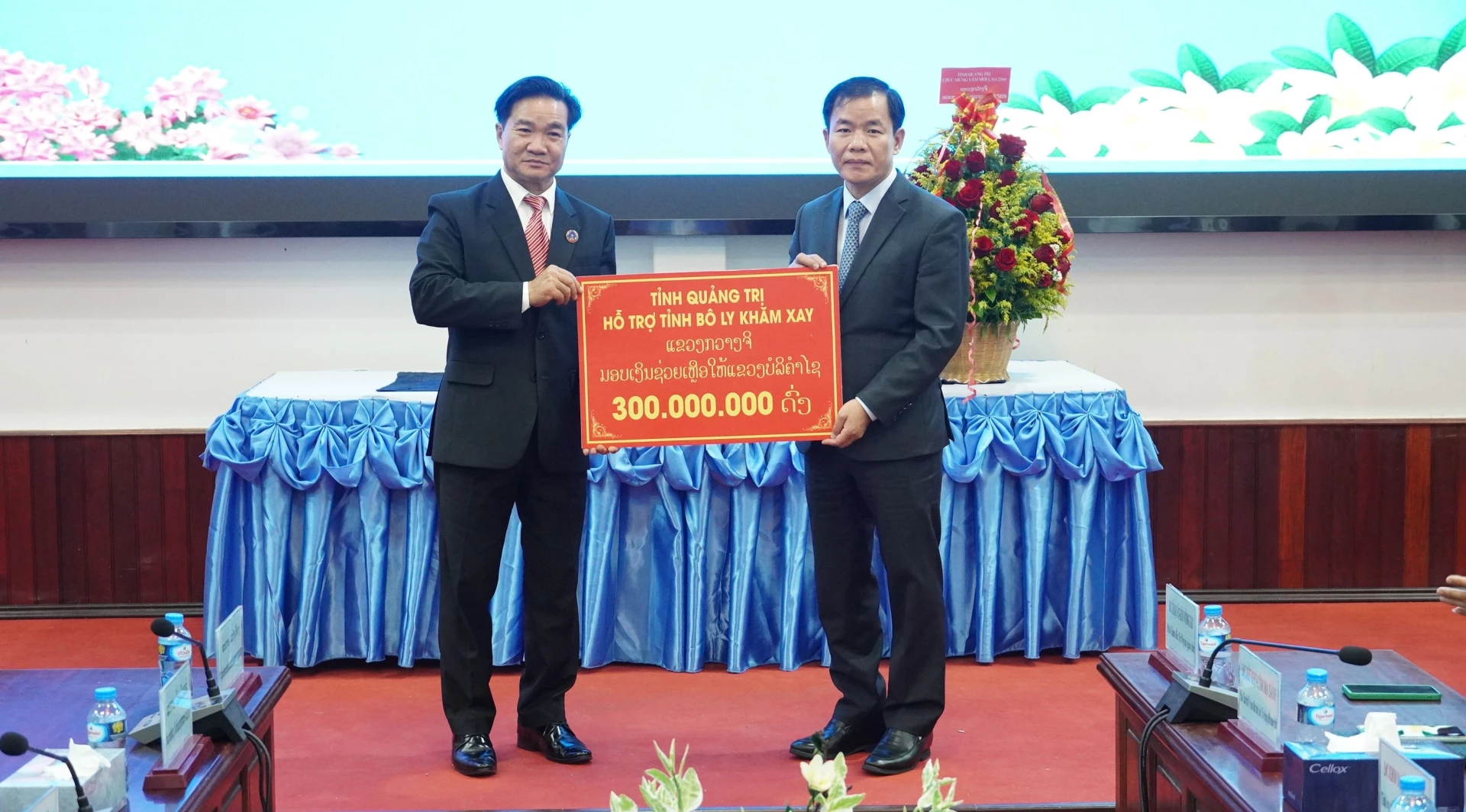 Đồng chí Nguyễn Văn Phương, Bí thư Tỉnh ủy tặng tỉnh Bô-ly-khăm-xay món quà hỗ trợ an sinh xã hội trị giá 300 triệu đồng - Ảnh: Q.V