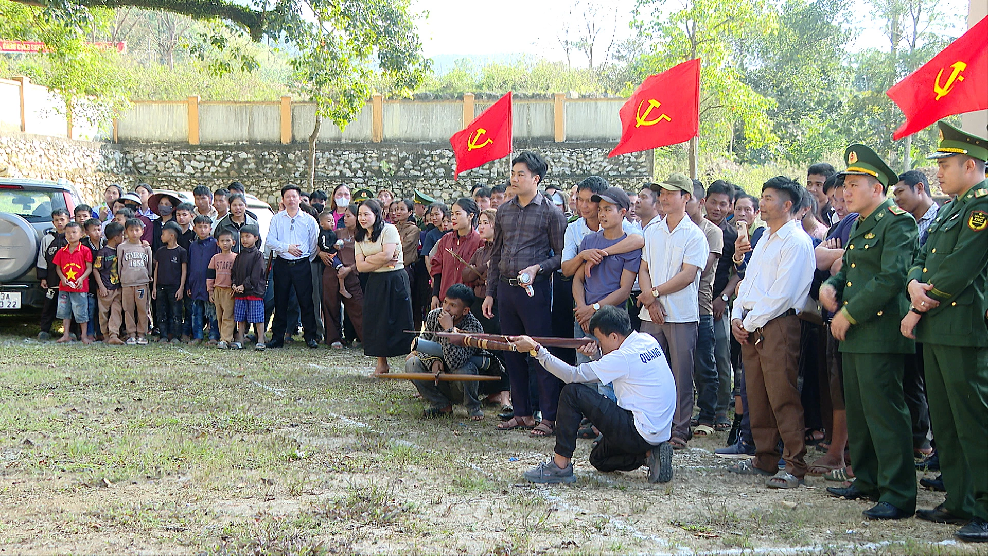 Vận động viên Hồ Xơi trong một giải bắn nỏ tại xã Dân Hóa - Ảnh: Q.N
