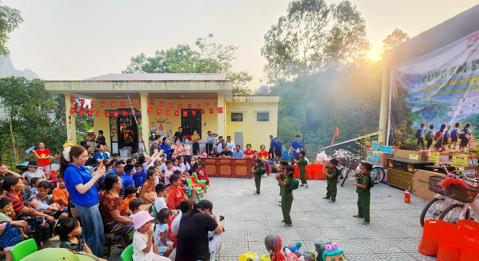 Đông đảo người dân đến tham gia chương trình tình nguyện do NTN Hải Đăng tổ chức- Ảnh: T.L