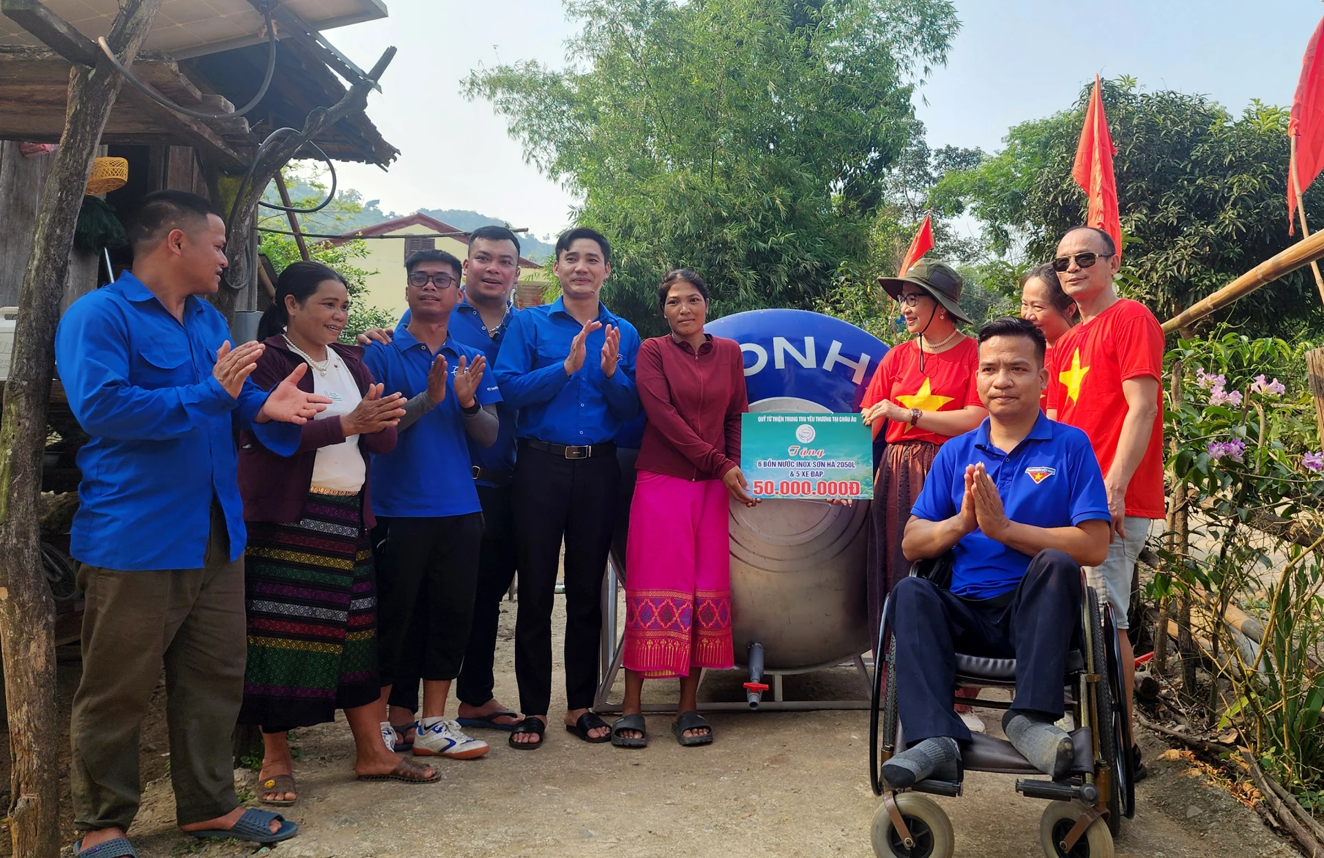 Trao tặng công trình nước sạch tại bản Hôi Rấy- Ảnh: T.L