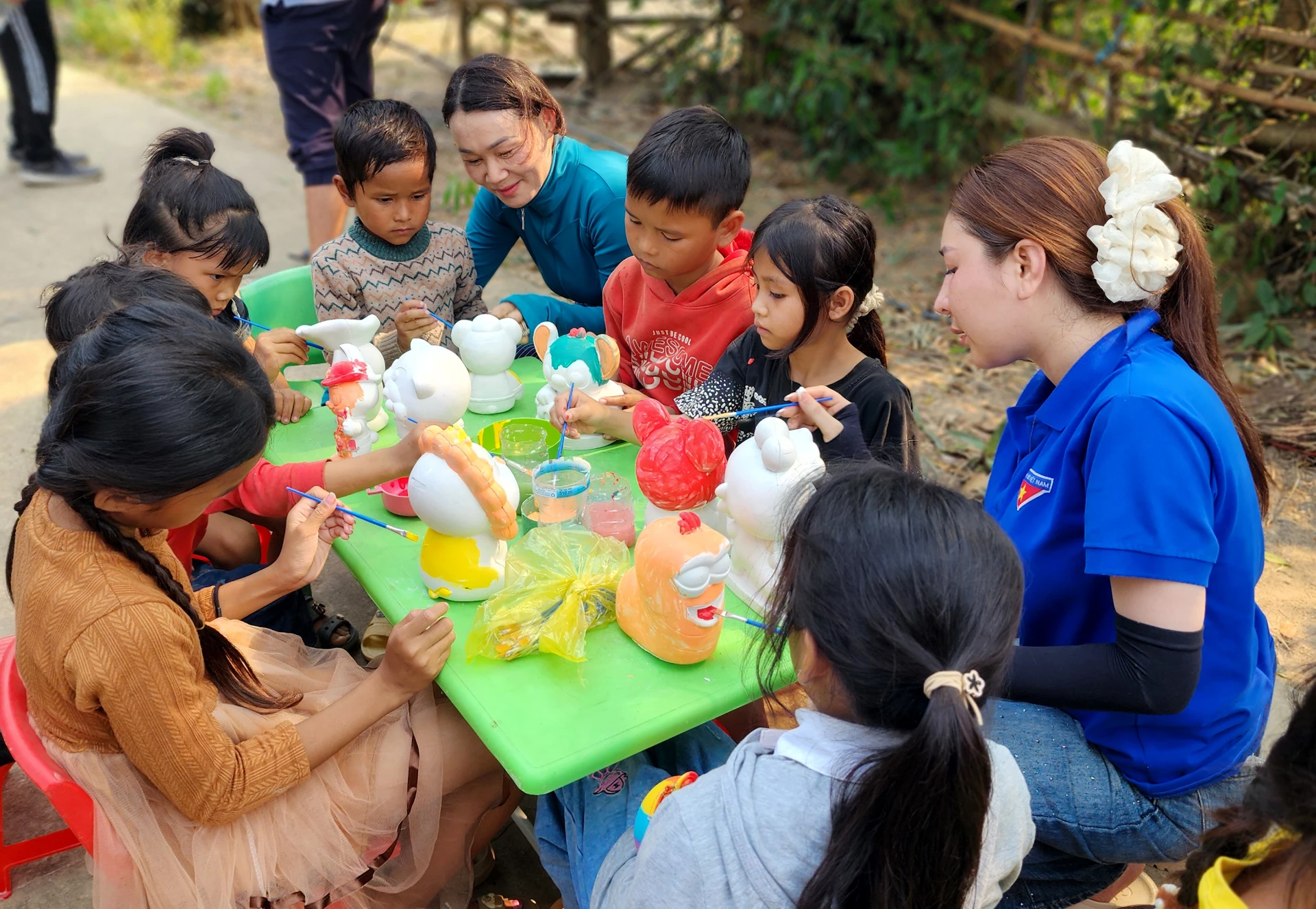 Tổ chức cho trẻ em Bru-Vân Kiều tập tô tượng- Ảnh: T.L