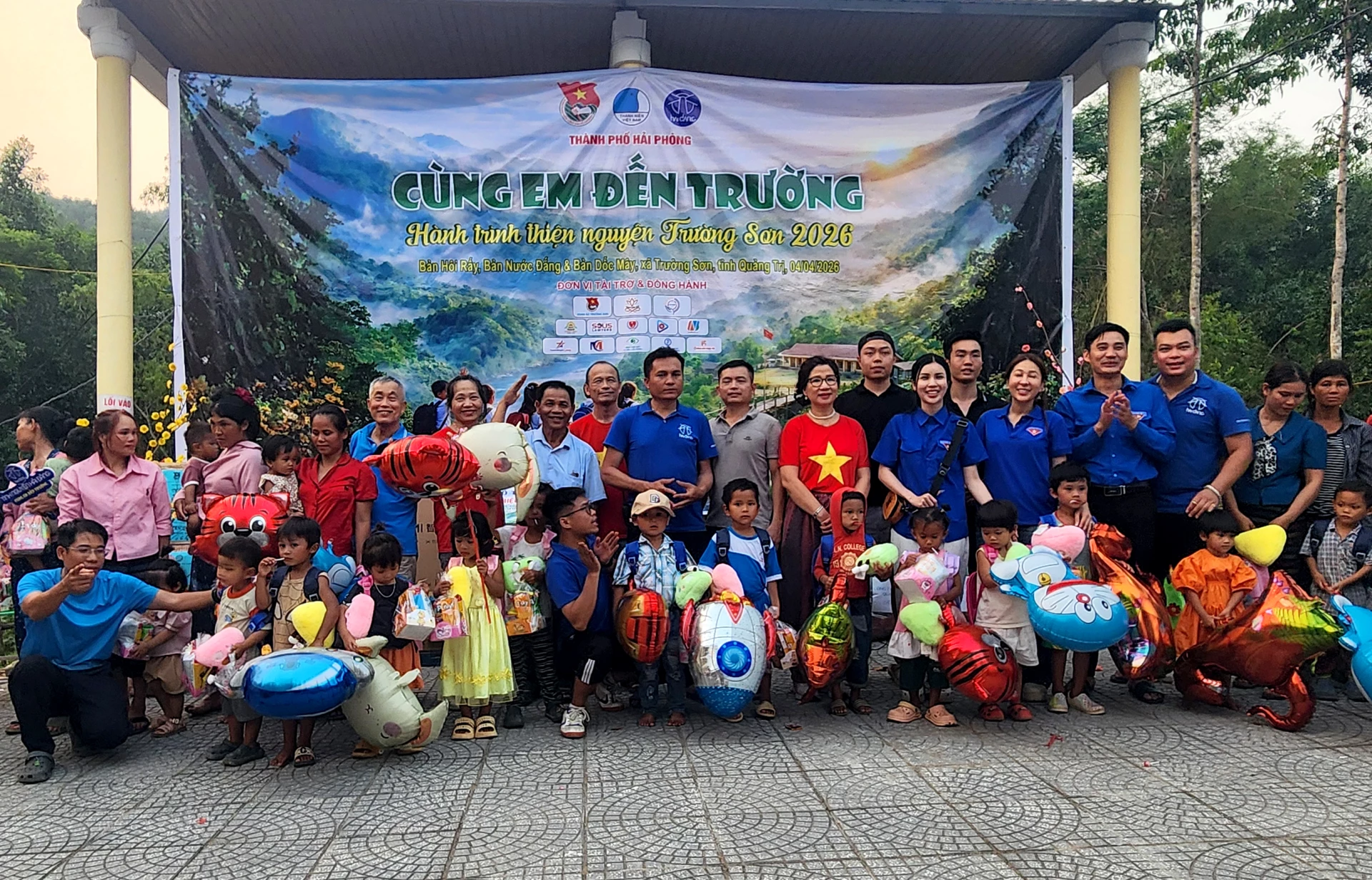 Tặng quà cho các em học sinh- Ảnh: T.L