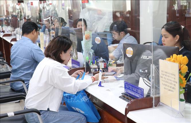Hoạt động của Trung tâm Phục vụ hành chính công ngày càng hoàn thiện, nâng cao chất lượng phục vụ người dân và doanh nghiệp. Ảnh: Bùi Giang/TTXVN