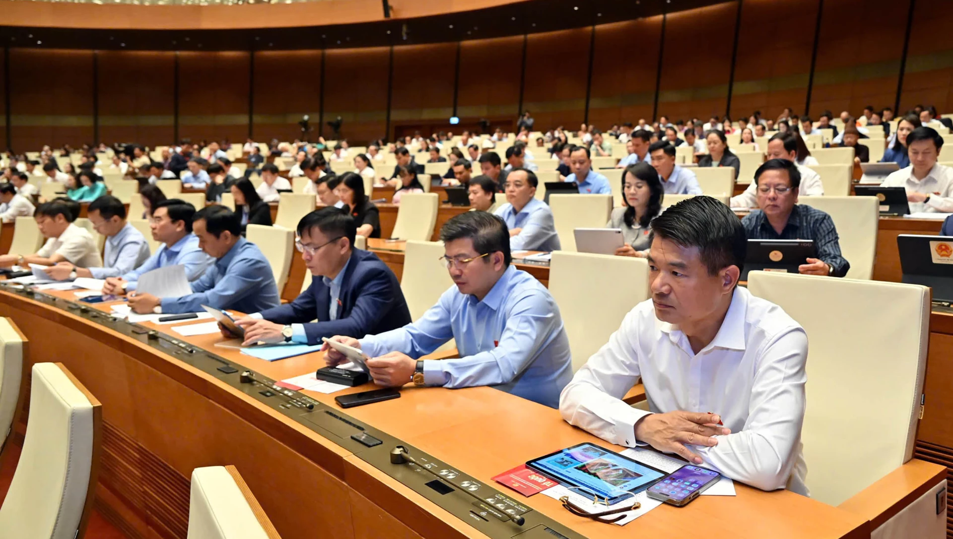 Đoàn ĐBQH tỉnh tham dự phiên họp tại hội trường - Ảnh: Báo ĐBND