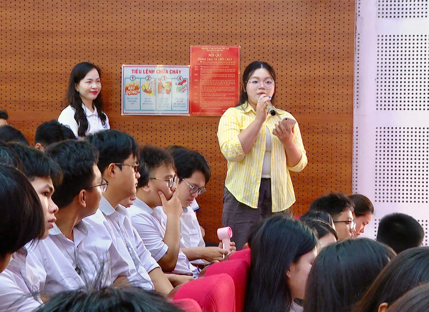 Học sinh giao lưu với các giảng viên- Ảnh: Thùy Trang