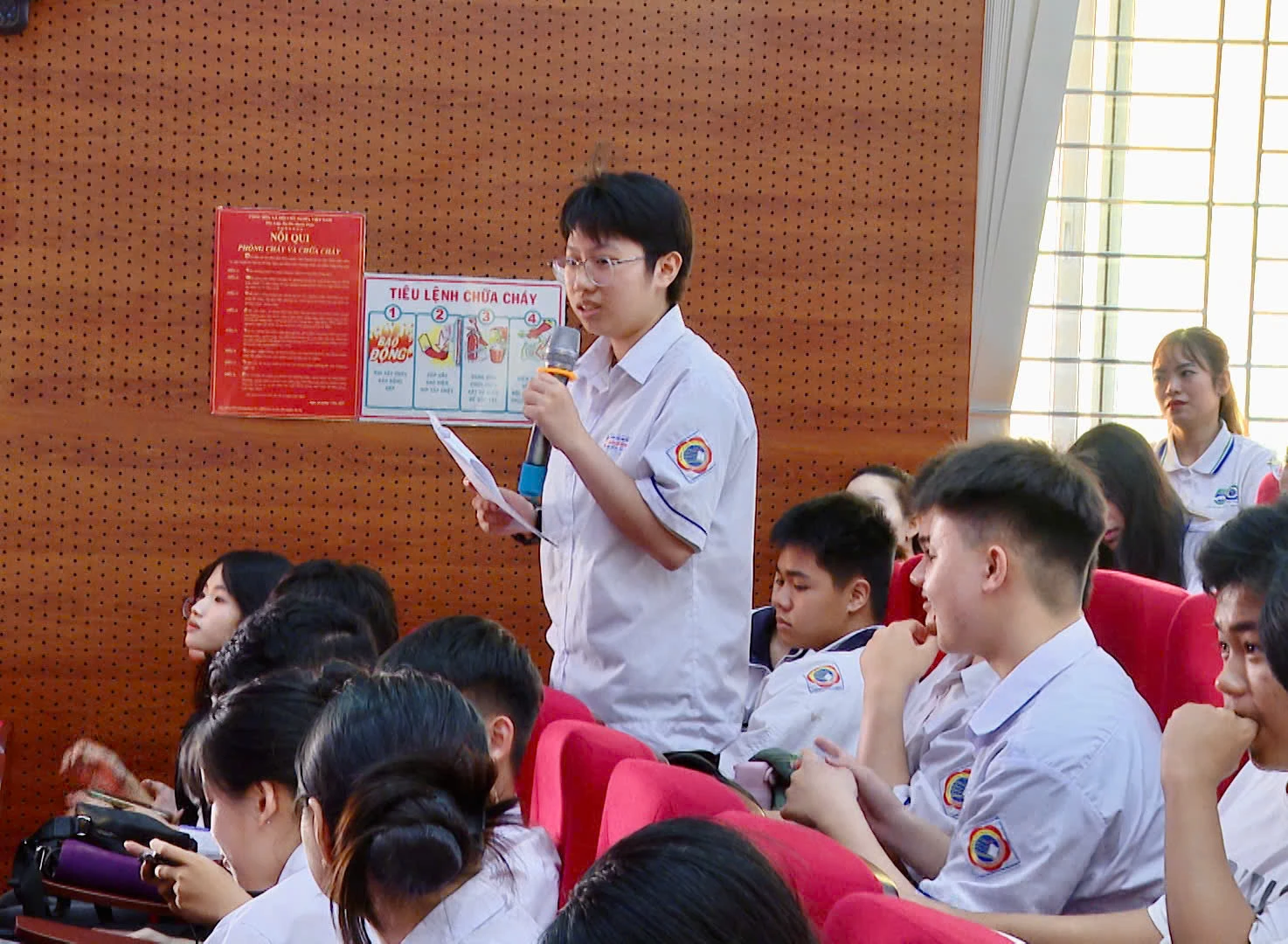 Học sinh đặt câu hỏi về cơ hội nghề nghiệp - Ảnh: Thùy Trang