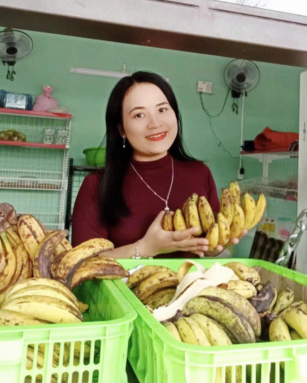 Chị Hồ Thị Nguồn nỗ lực đưa nông sản sạch của đồng bào dân tộc thiểu số Pa Kô vươn xa - Ảnh: K.S