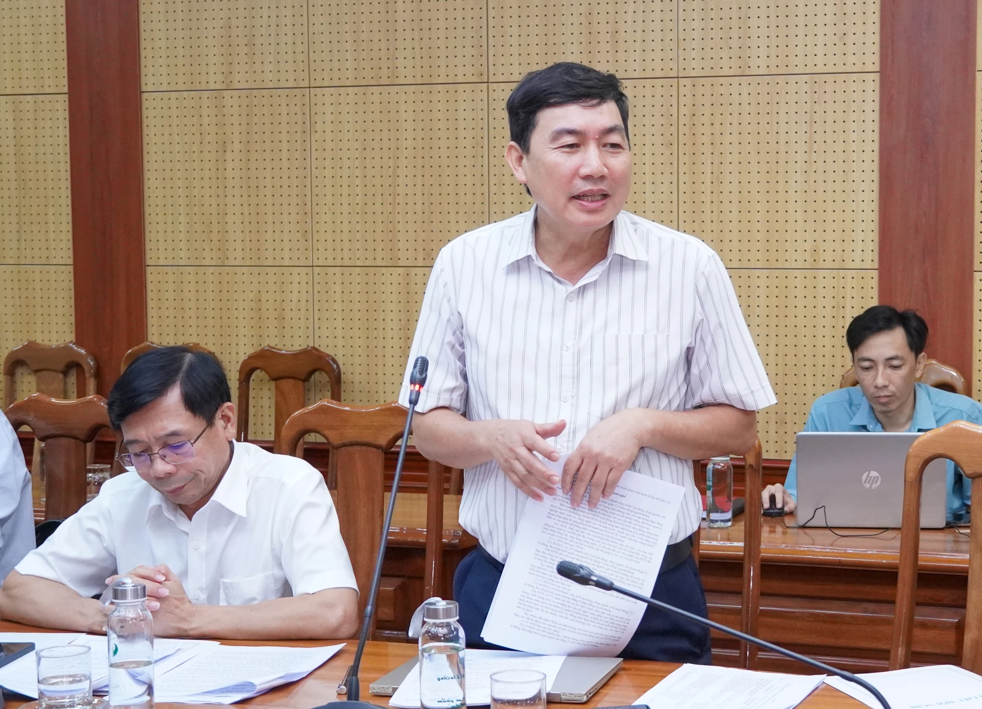 Các thành viên Ban Chỉ đạo thảo luận tại cuộc họp - Ảnh: N.H 