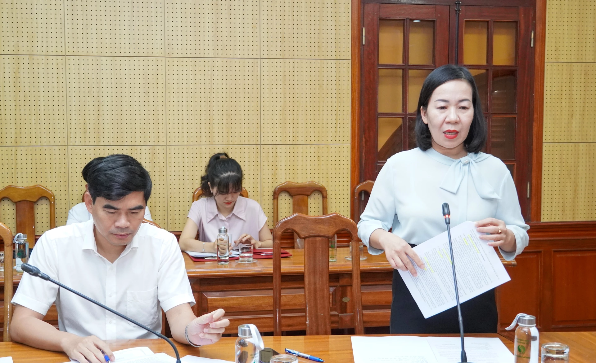 Đại diện lãnh đạo Liên minh hợp tác xã tỉnh báo cáo tình hình phát triển KTTT, HTX từ sau hợp nhất đến nay - Ảnh: N.H