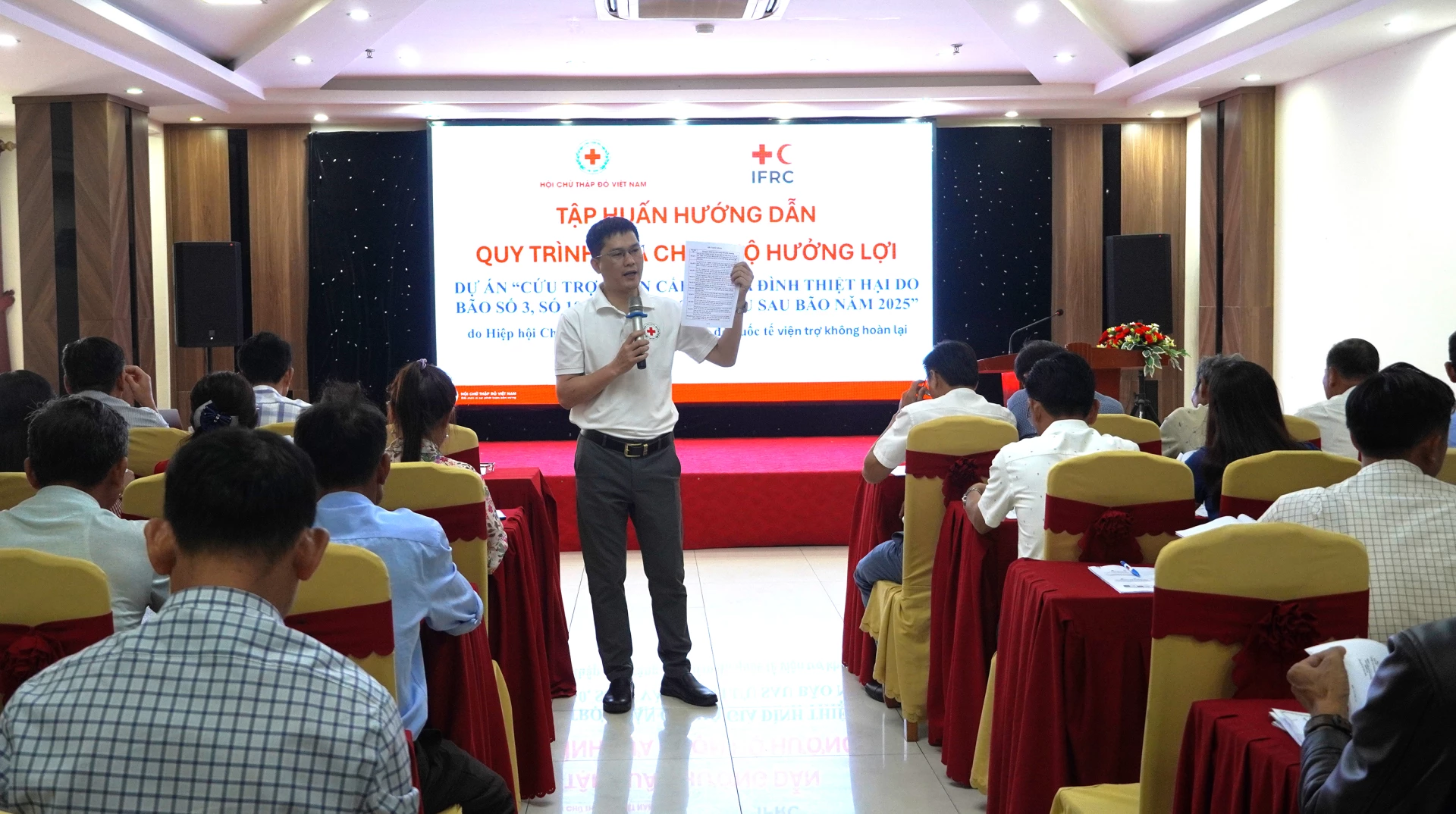 Cán bộ dự án hướng dẫn quy trình lựa chọn hộ hưởng lợi - Ảnh: H.Tr.