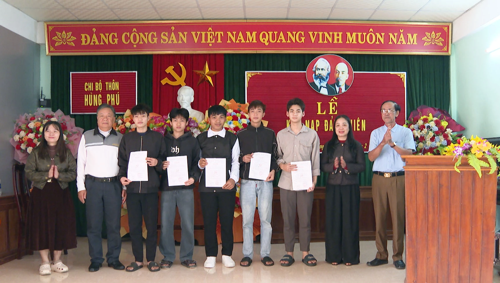 Chi bộ thôn Hùng Phú (Đảng bộ xã Quảng Ninh) trao quyết định kết nạp cho 5 đảng viên - Ảnh:Đ.N