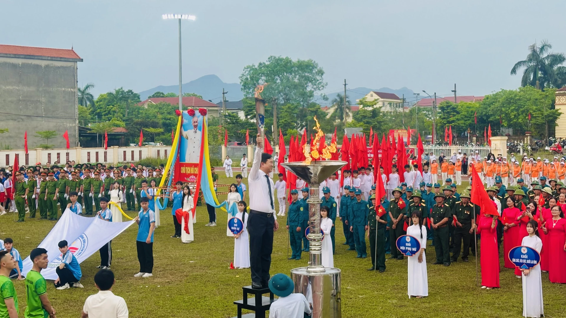 Đại diện lãnh đạo phường Đồng Sơn thắp đuốc truyền thống - Ảnh: B.N