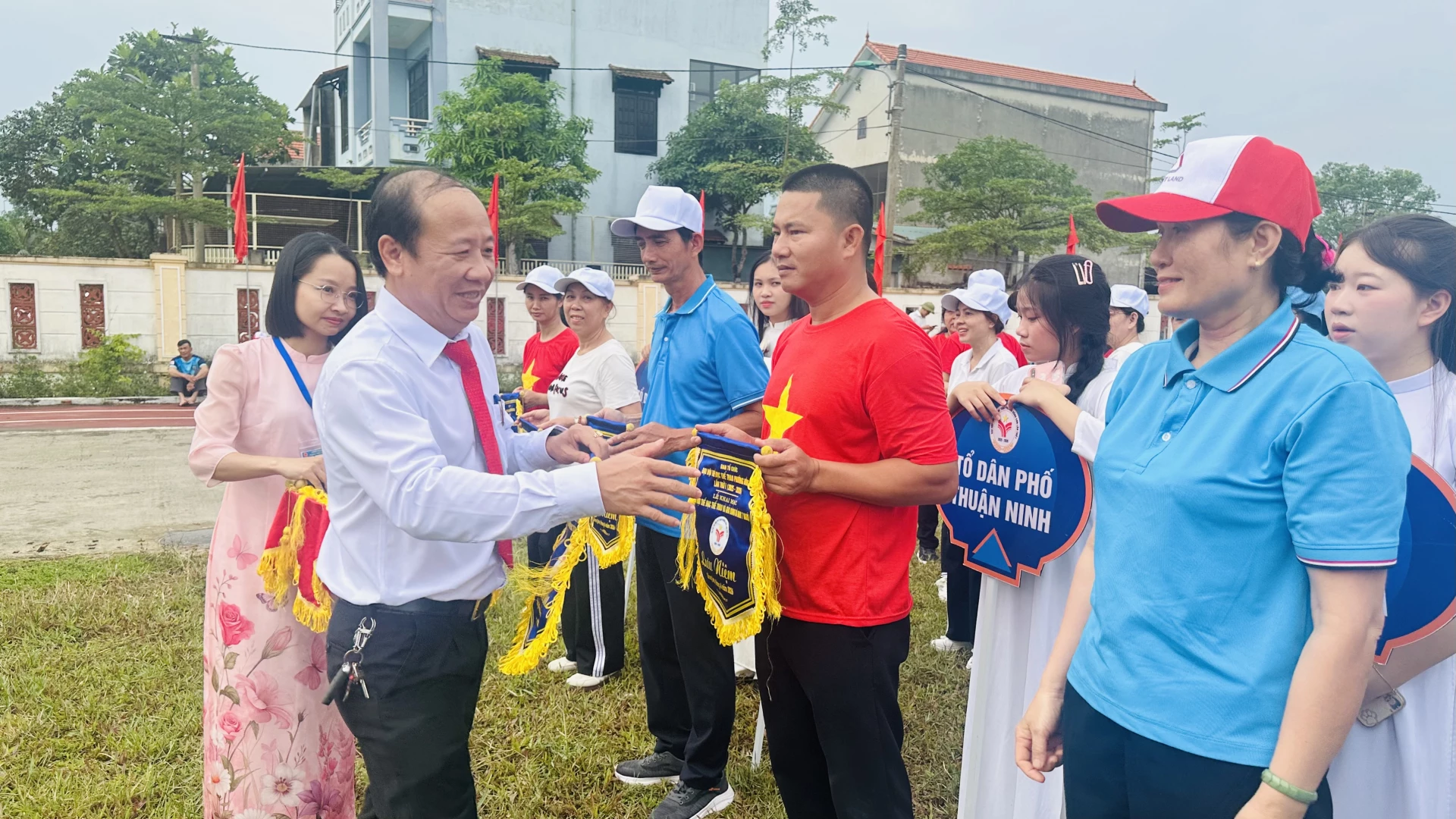 Ban tổ chức trao cơ lưu niệm cho các vận động viên tham gia -  Ảnh: B.N