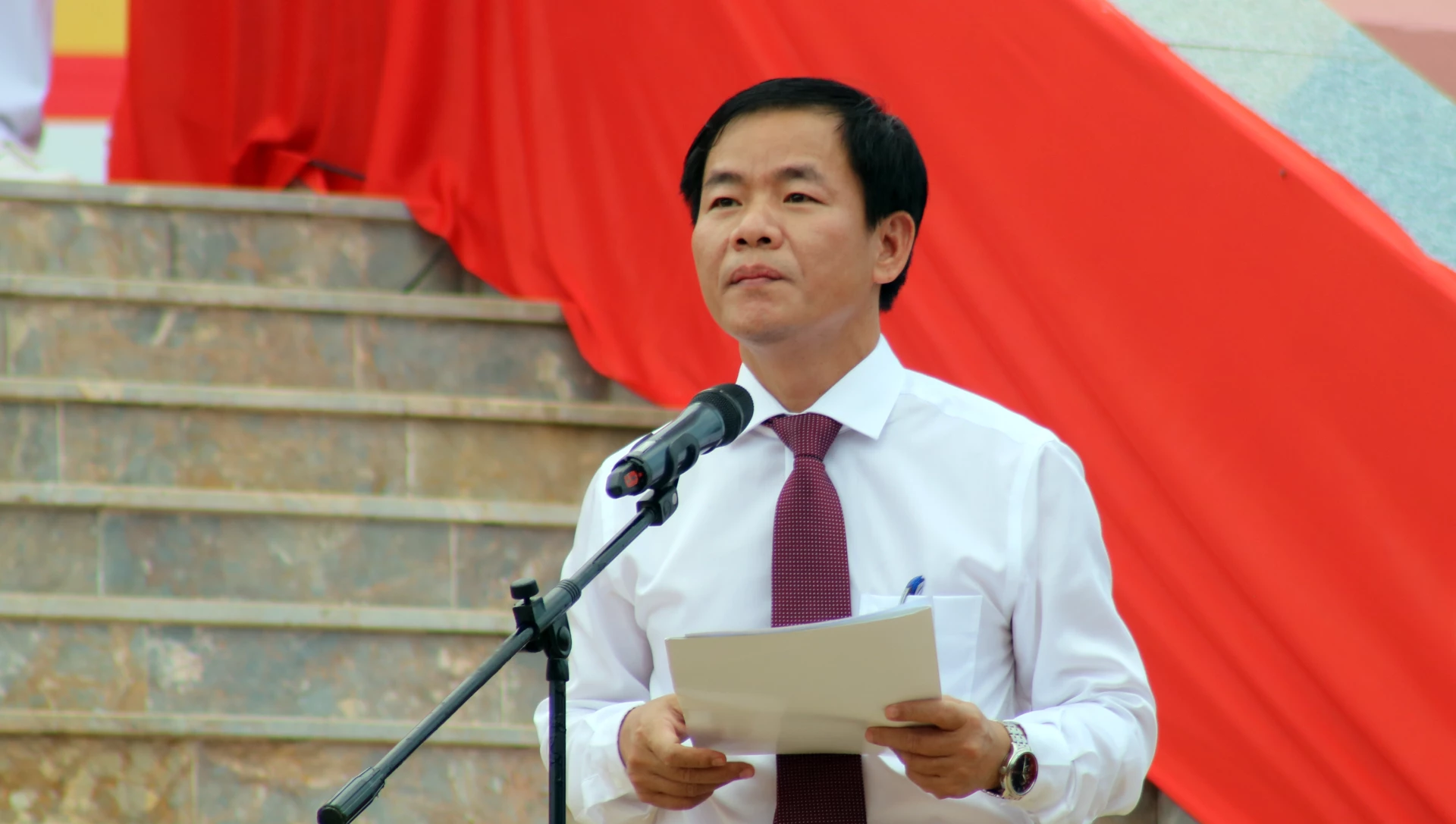 
Đồng chí Nguyễn Văn Phương, Ủy viên Trung ương Đảng, Bí thư Tỉnh ủy trình bày diễn văn tại buổi lễ - Ảnh: X.P