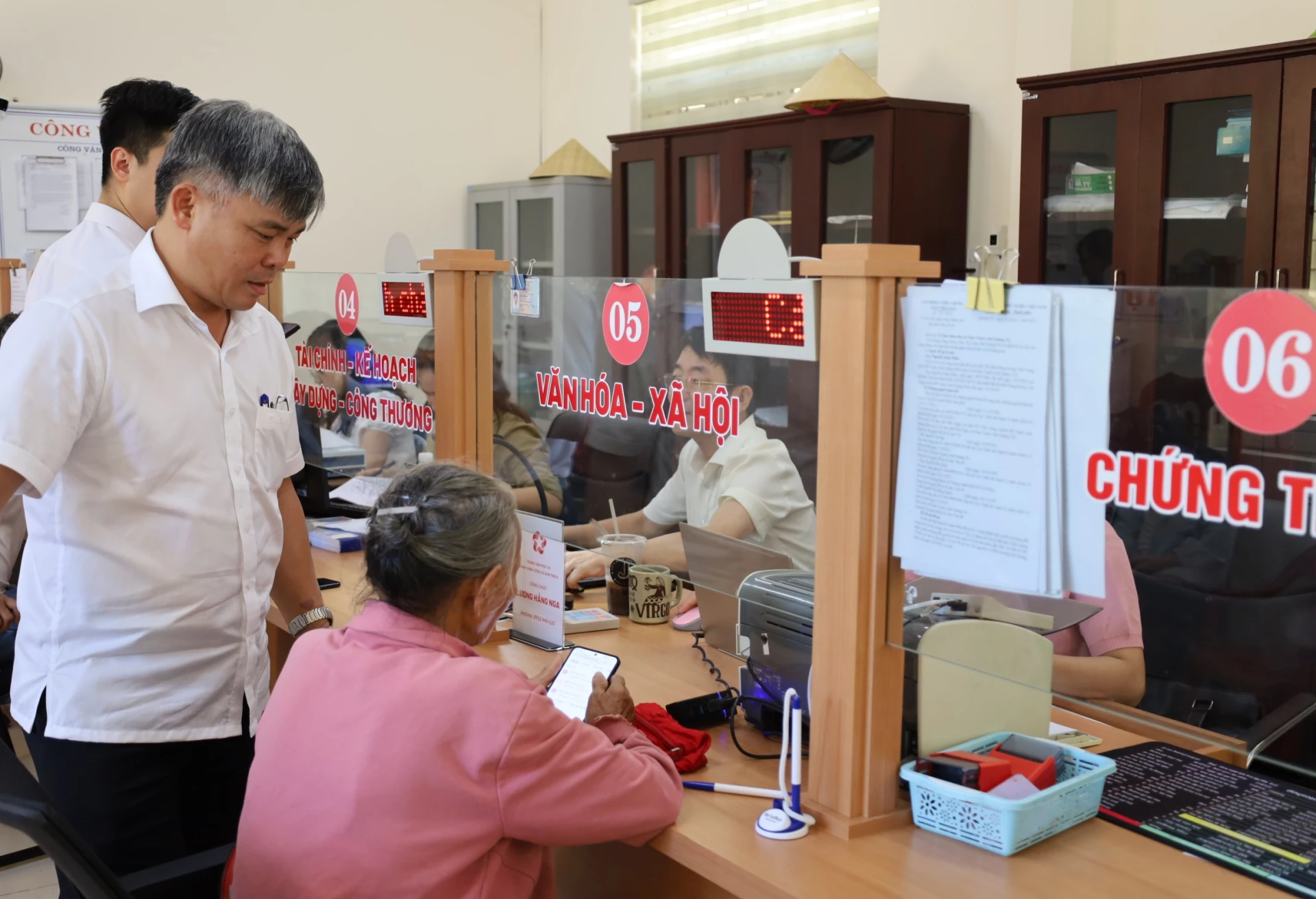 Người dân đến giao dịch, tiếp cận dịch vụ số tại Trung tâm Phục vụ hành chính công xã Nam Trạch - Ảnh: N.T.H