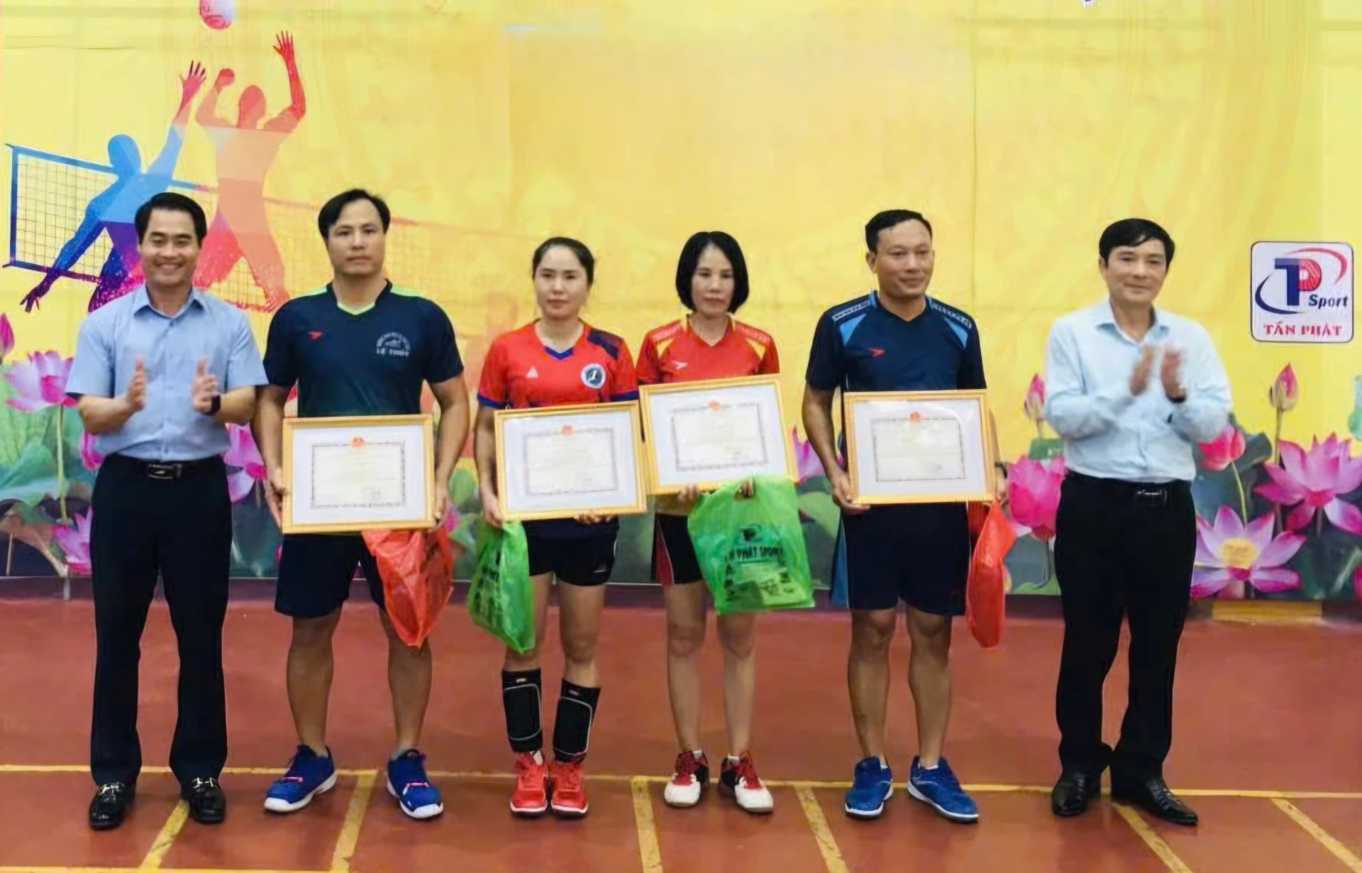 Thầy Phạm Xuân Đoài có nhiều đóng góp cho phong trào thể thao học đường huyện Lệ Thủy (cũ), xã Tân Mỹ - Ảnh: NVCC