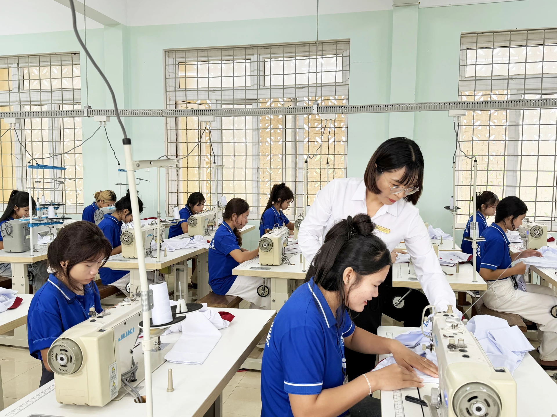 Khi giảng đường là “nhà xưởng”, người học được nâng cao tay nghề để đáp ứng tốt nhu cầu lao động - Ảnh: Nh.V