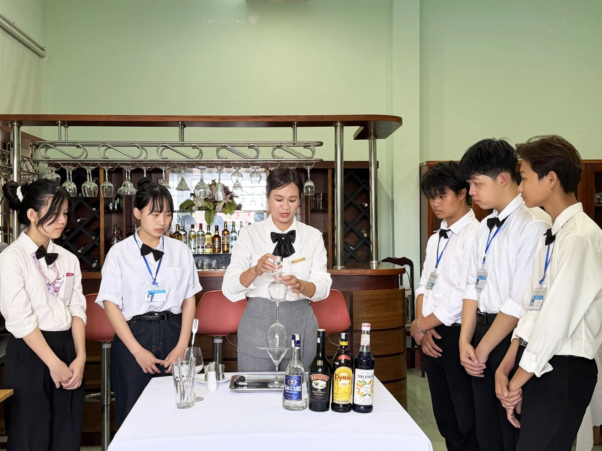 Với học sinh, sinh viên Trường cao đẳng Nghề, mỗi buổi học là một trải nghiệm thú vị - Ảnh: Nh.V