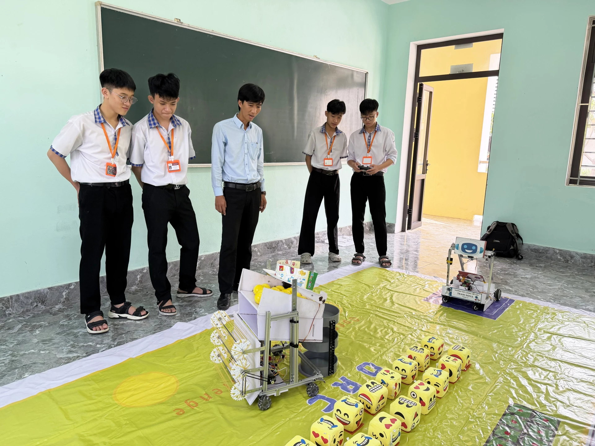 Không gian sinh hoạt đầy cảm hứng của các đội Robocon Trường THPT Lương Thế Vinh-Ảnh: Nh.V