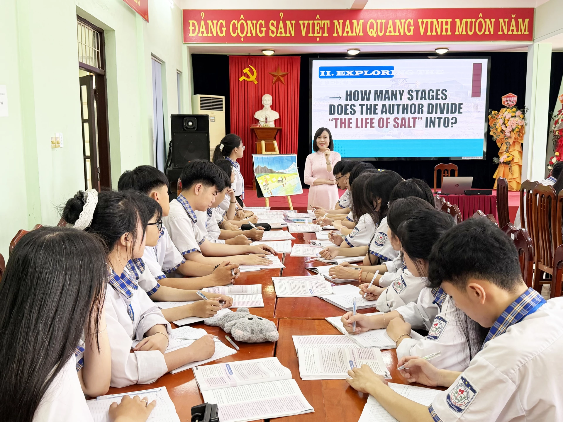 Giờ dạy Văn đầy sáng tạo của cô giáo Diệu Thúy khi kết hợp STEM, sử dụng ngôn ngữ tiếng Anh và trợ lý ảo AI-Ảnh: Nh.V