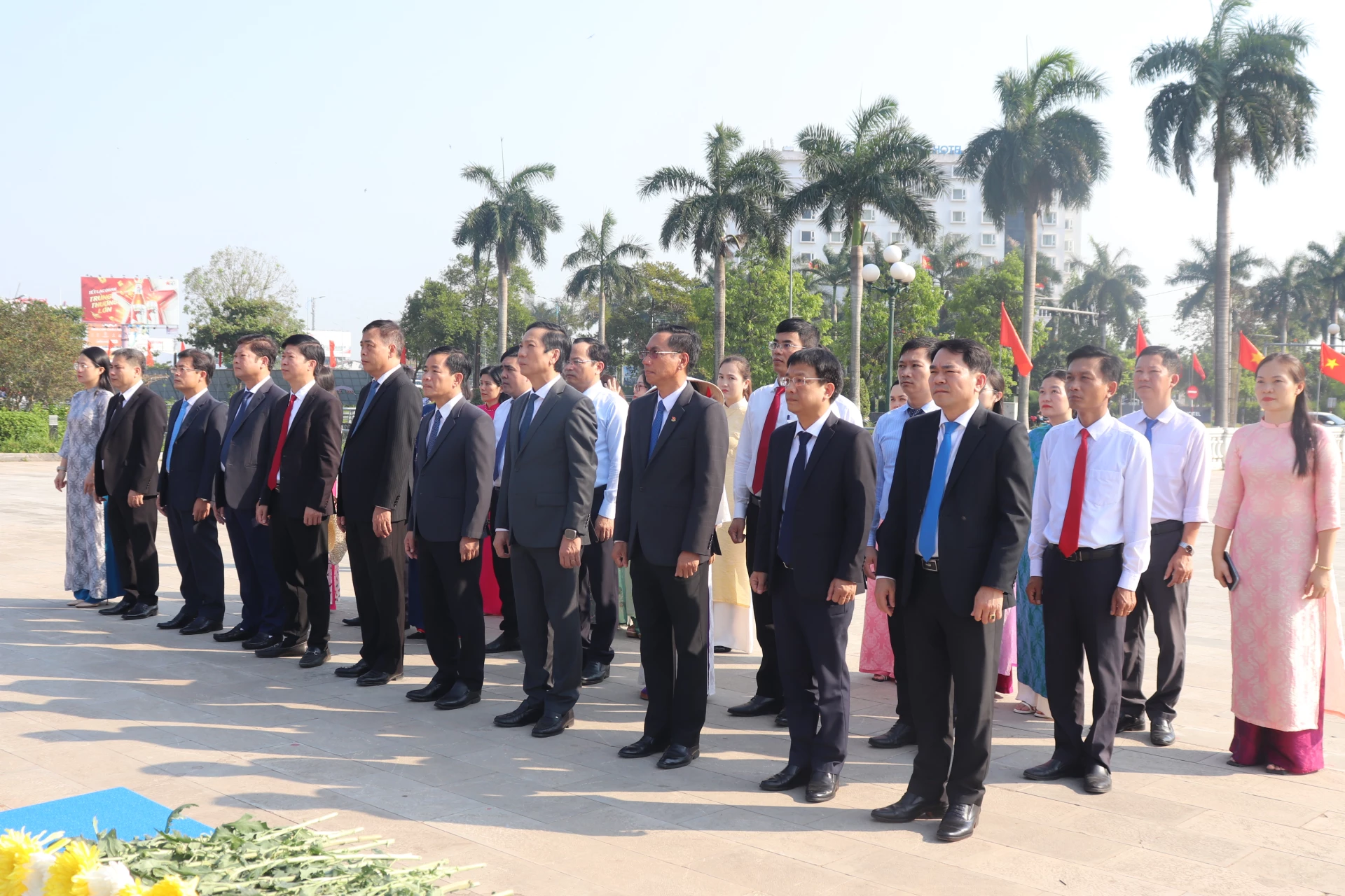 Lãnh đạo tỉnh, sở, ngành, địa phương tham gia lễ dâng hương, dâng hoa tại Công viên Lê Duẩn - Ảnh: T.P