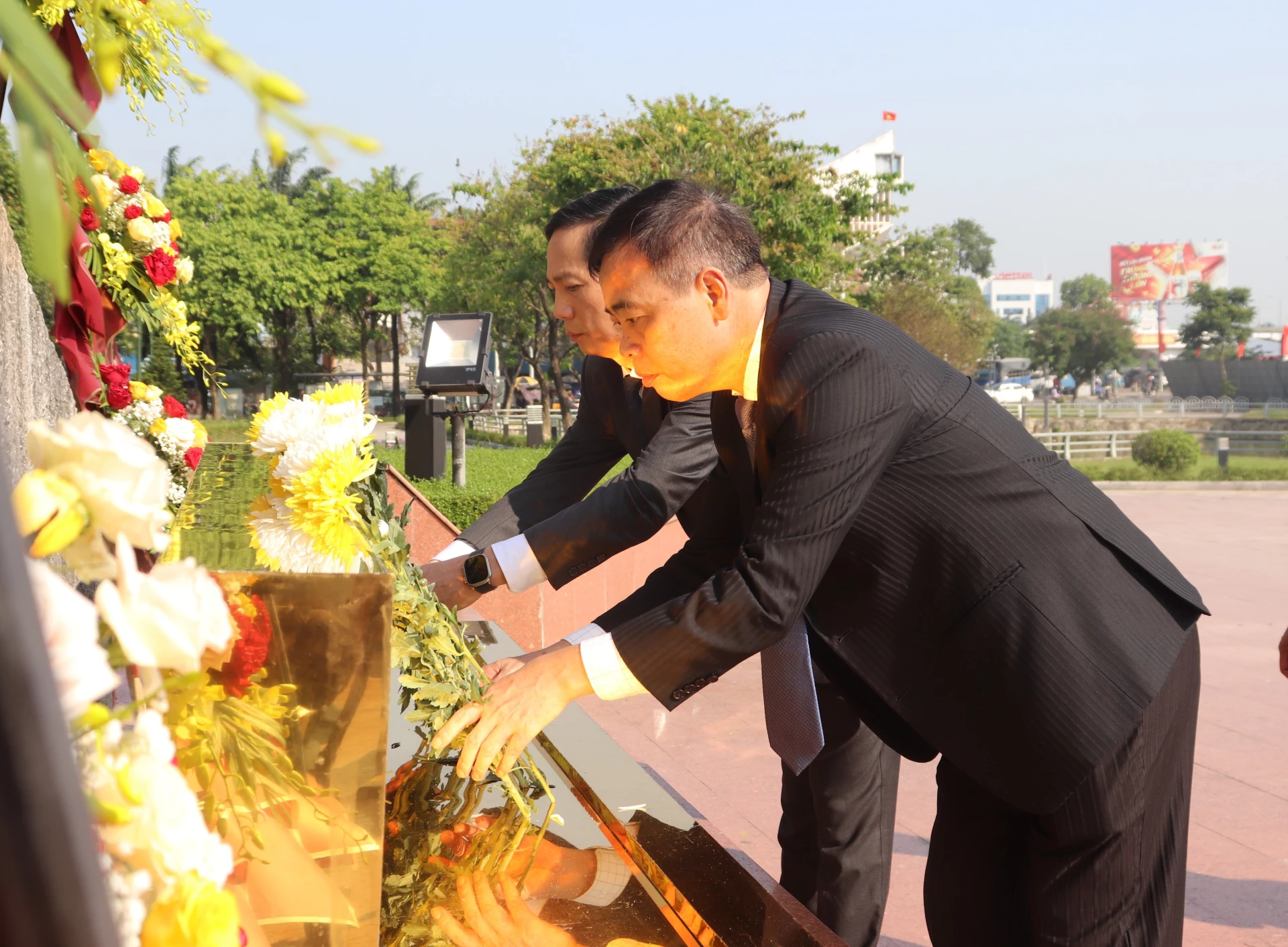 Lãnh đạo tỉnh dâng hoa trước Tưởng đài Tổng Bí thư Lê Duẩn tại Công viên Lê Duẩn - Ảnh: T.P