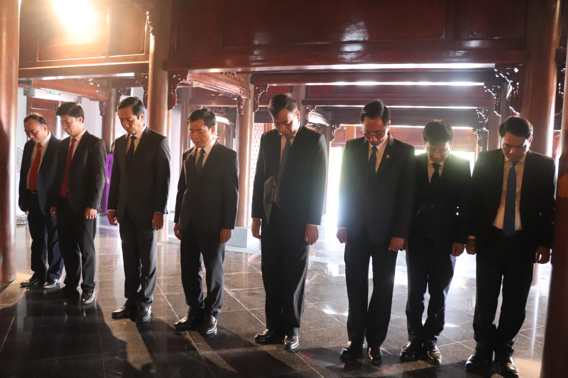 Lãnh đạo tỉnh kính cẩn nghiêng mình tưởng nhớ Tổng Bí thư Lê Duẩn - Ảnh: T.P