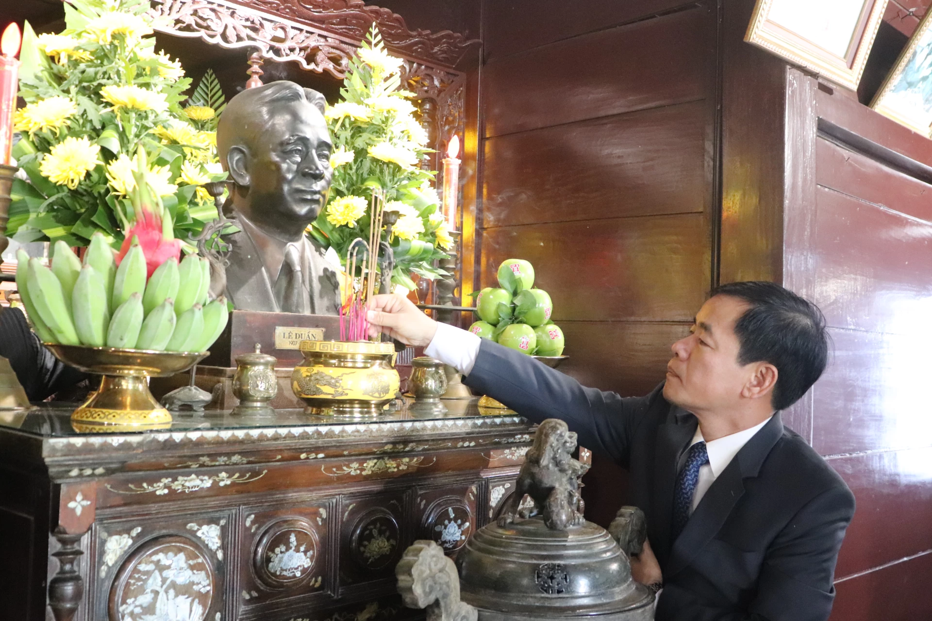 Các đồng chí lãnh đạo tỉnh dâng hương, dâng hoa tưởng niệm Tổng Bí thư Lê Duẩn