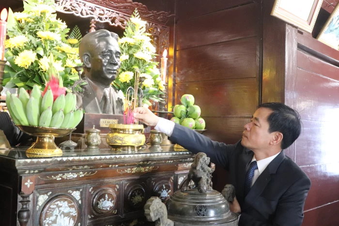 Các đồng chí lãnh đạo tỉnh dâng hương, dâng hoa tưởng niệm Tổng Bí thư Lê Duẩn