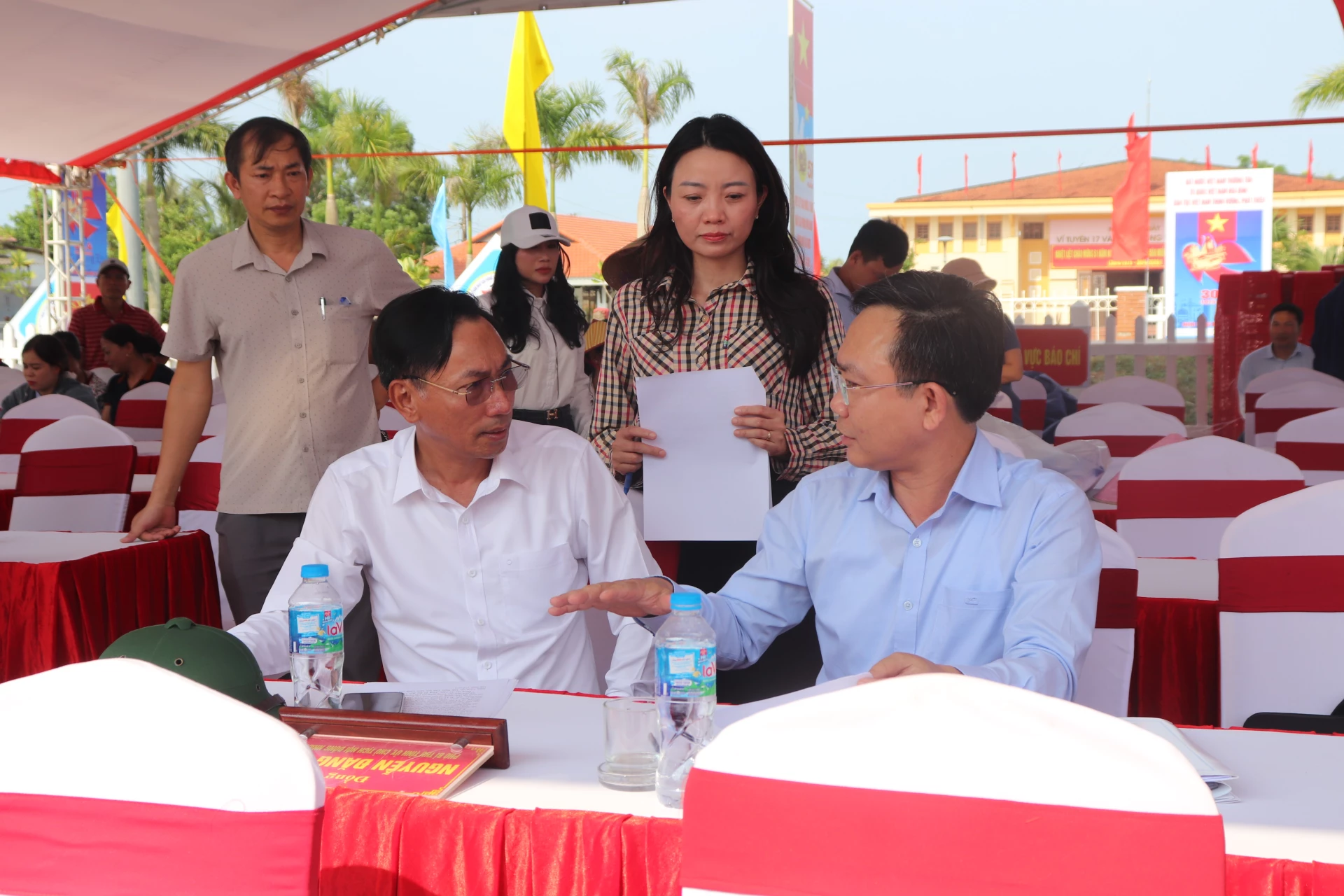 Đồng chí Hoàng Xuân Tân, Phó Chủ tịch UBND tỉnh kiểm duyệt chương trình - Ảnh: T.P