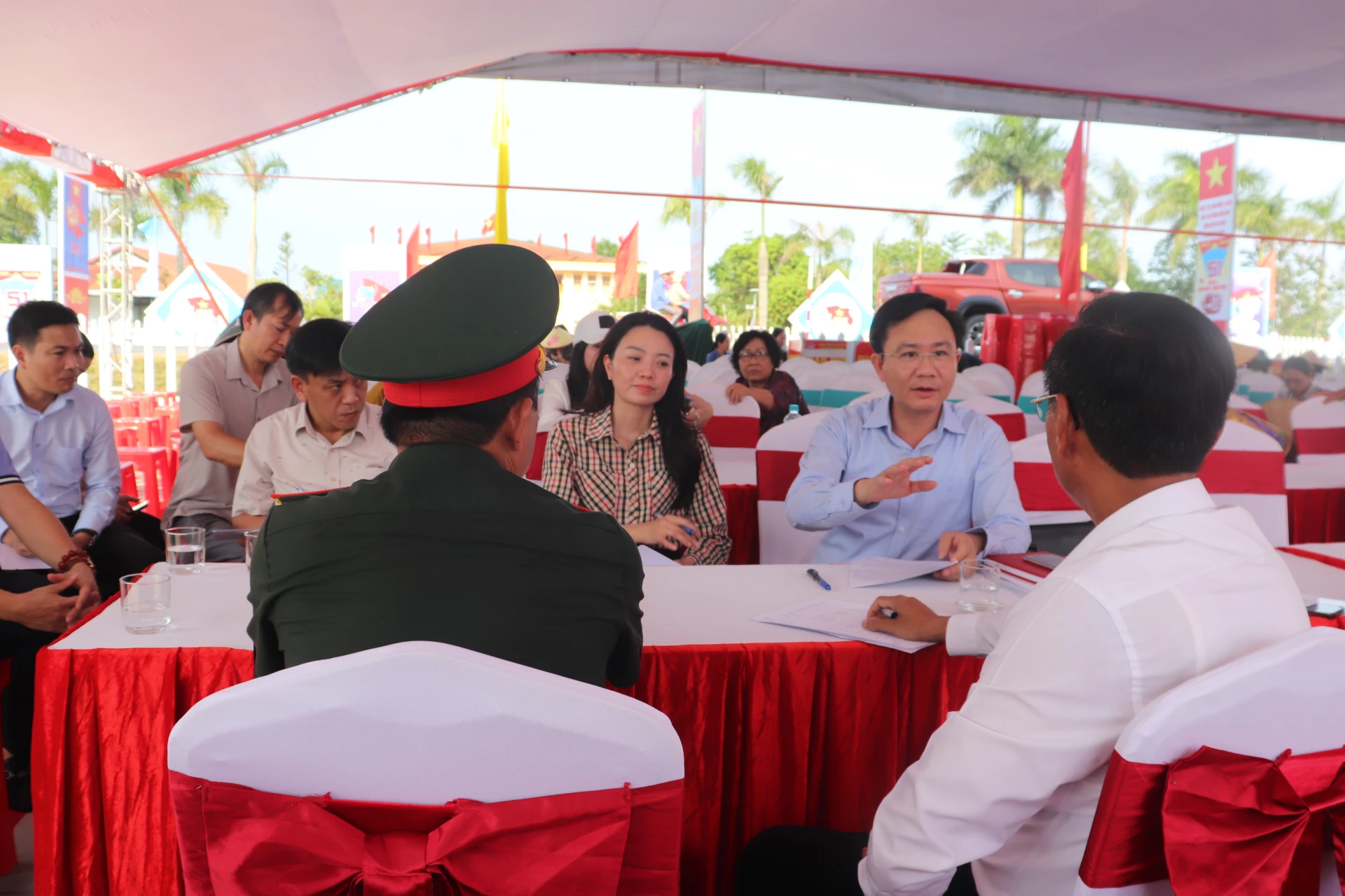 Đồng chí Hoàng Xuân Tân, Phó Chủ tịch UBND tỉnh đánh giá cao sự nỗ lực của các ngành chức năng, ekip thực hiện chương trình - Ảnh: T.P