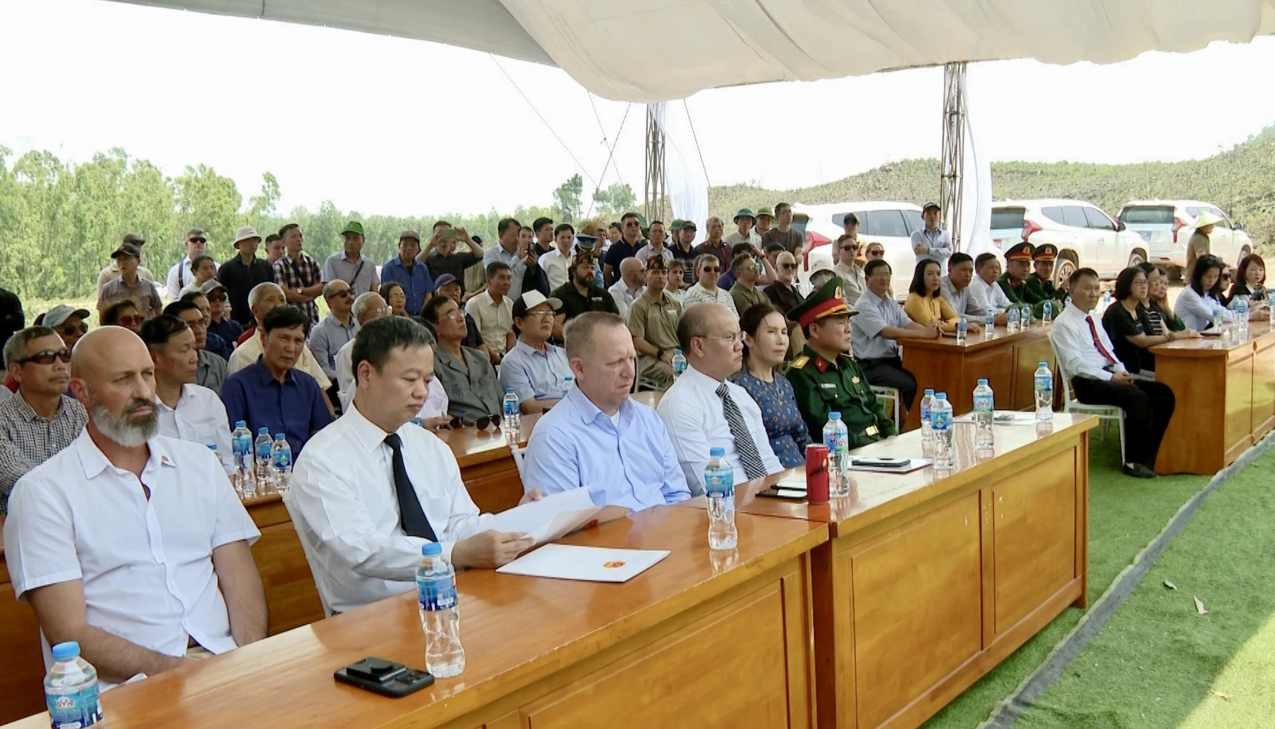 Các đại biểu dự lễ tưởng niệm - Ảnh: H.N