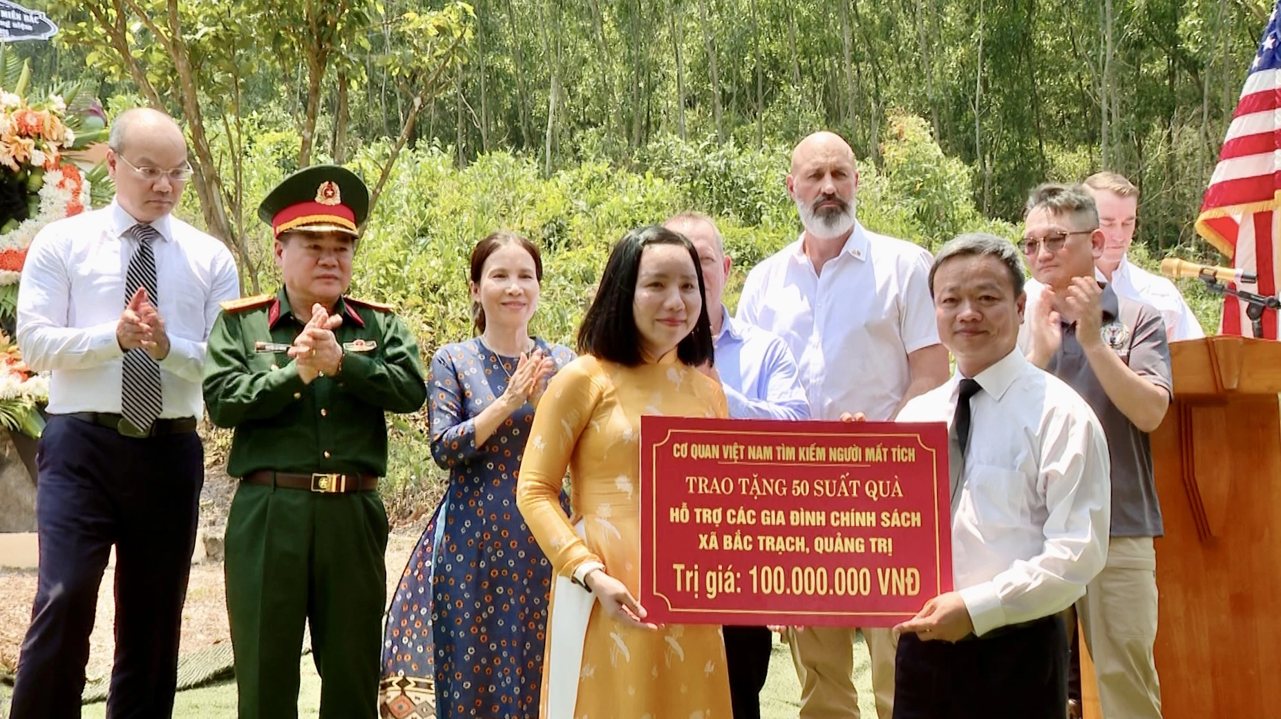 Cơ quan Việt Nam tìm kiếm người mất tích trao 100 triệu đồng cho UBND xã Bắc Trạch - Ảnh: H.N