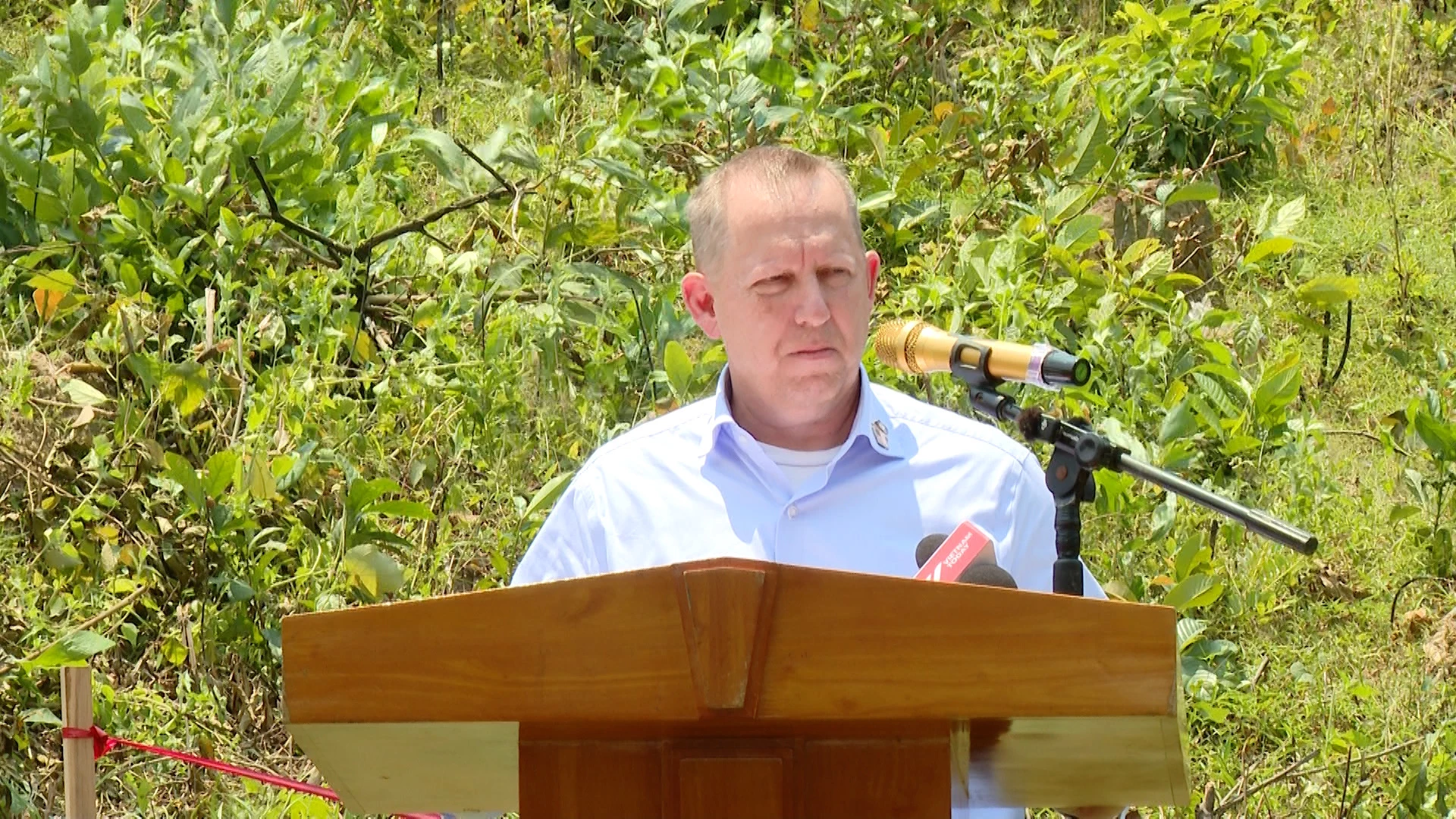 Ông John W. McIntyre, Đại biện lâm thời Đại sứ quán Hoa Kỳ tại Việt Nam phát biểu tại lễ tưởng niệm - Ảnh: H.N