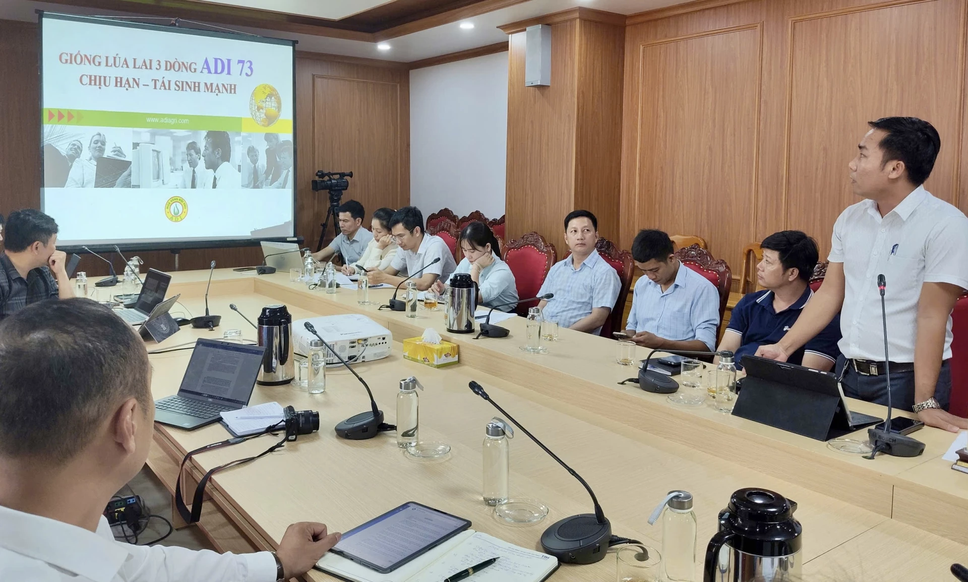 Đại biểu phát biểu thảo luận tại hội nghị - Ảnh: H.N