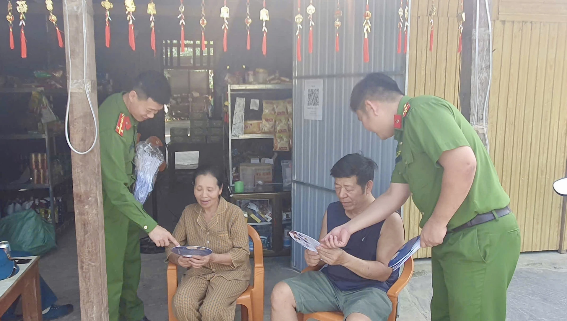 Công an xã Kim Điền trực tiếp tuyên truyền, hướng dẫn người dân nhận diện thủ đoạn tội phạm - Ảnh: H.N