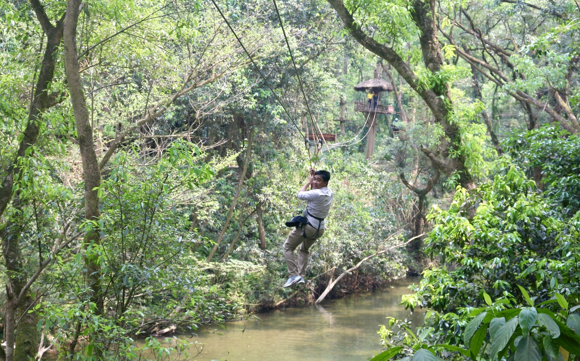 Trải nghiệm các trò chơi tại khu du lịch Ozo Park - Ảnh: H.N