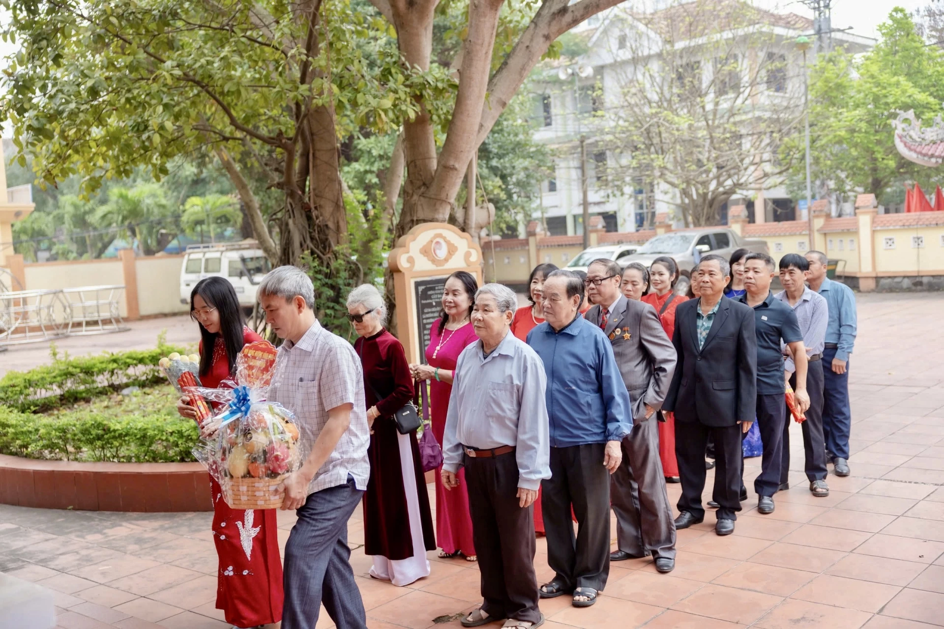Hội đồng hương Phú Thọ tại Quảng Trị tổ chức dâng hương tại Cây Đa-Chùa Ông, phường Đồng Hới - Ảnh: HĐH Phú Thọ cung cấp