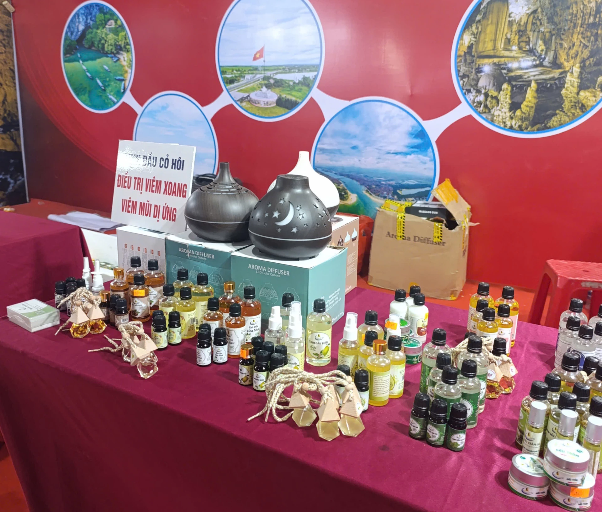 Sản phẩm tinh dầu Tuyết Nhi được tích cực quảng bá thông qua việc tham gia các hội chợ thương mại, các chương trình xúc tiến, kết nối tiêu thụ - Ảnh T.A