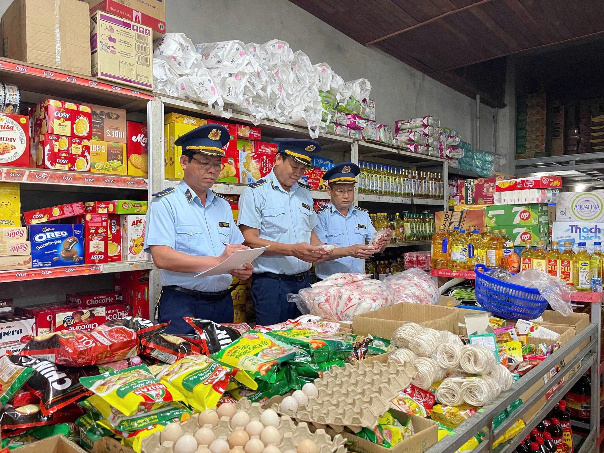  Lực lượng quản lý thị trường tăng cường kiểm tra các cơ sở sản xuất, kinh doanh thực phẩm trên địa bàn tỉnh. Ảnh T.A