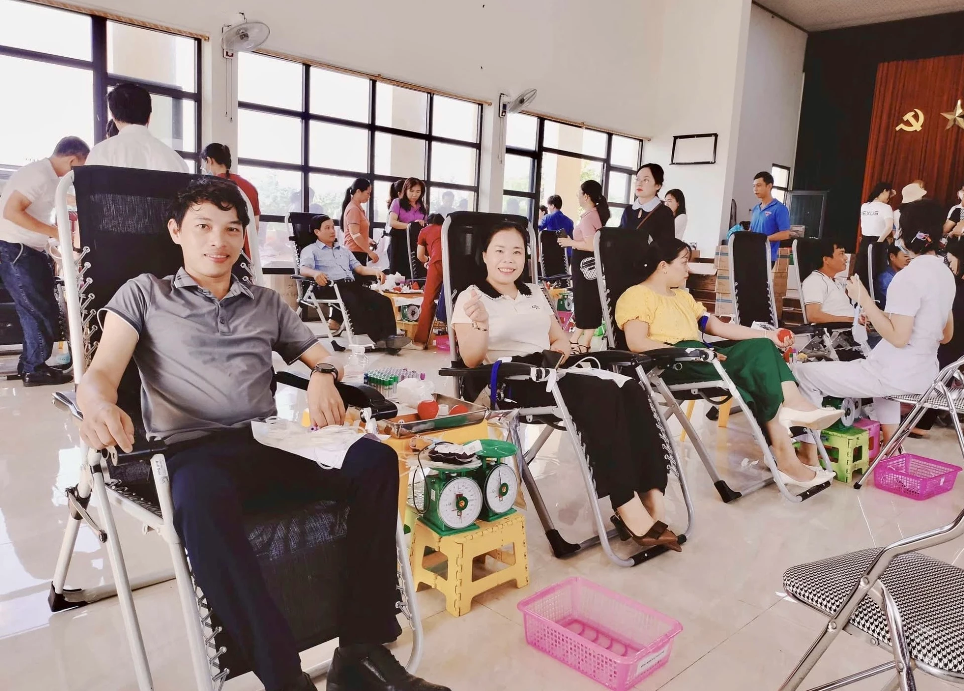 Các điểm hiến máu tình nguyện thu hút đông đảo tình nguyện viên tham gia. Ảnh T.A

