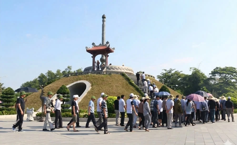 Du khách dâng hoa tri ân các anh hùng liệt sỹ tại Thành Cổ Quảng Trị - Ảnh: L.Q.H