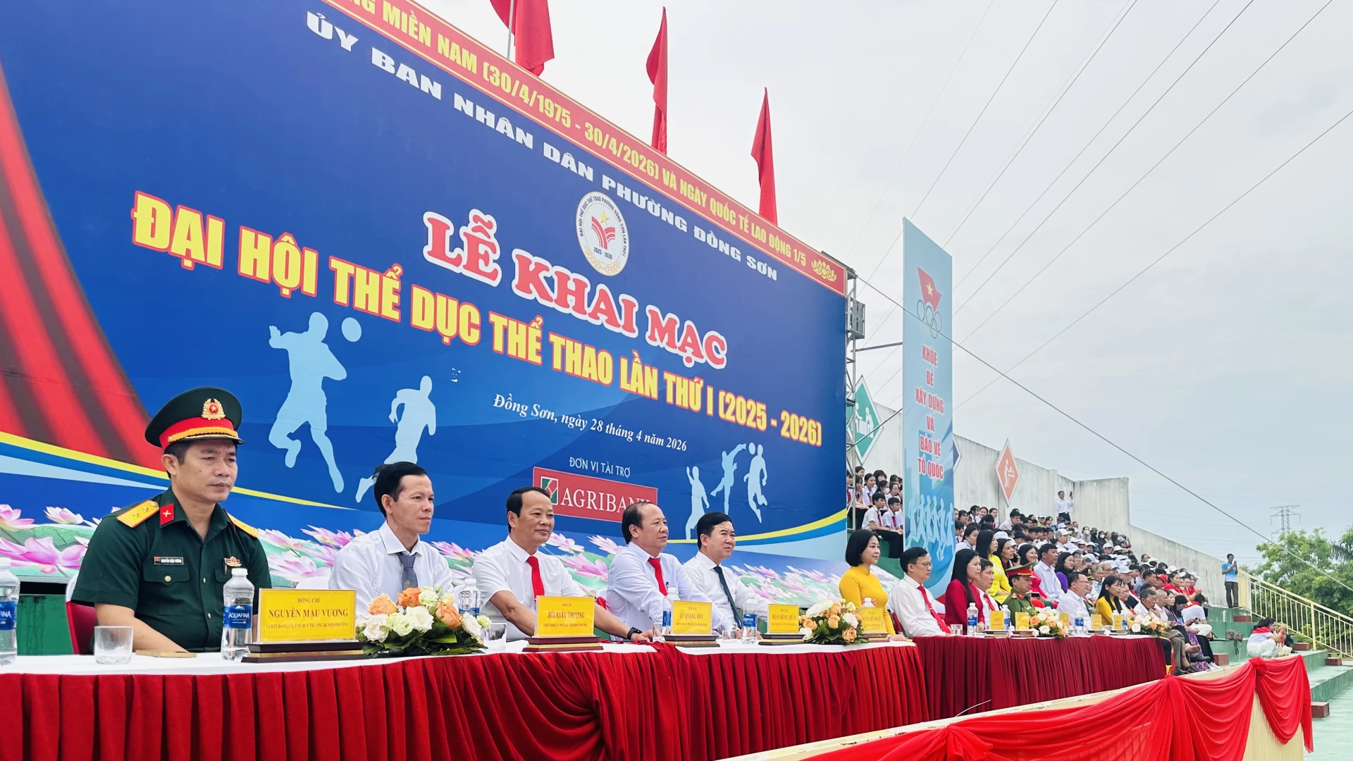 Các đại biểu tham dự lễ khai mạc - Ảnh: B.N