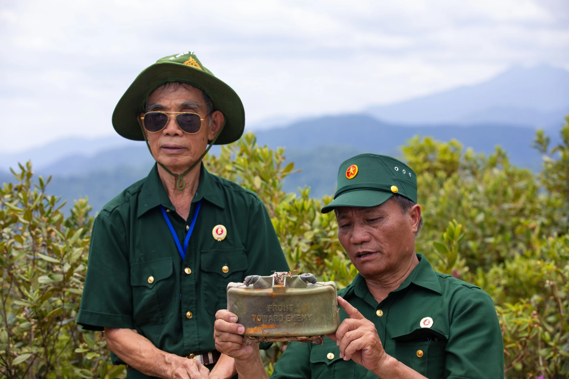 Cựu chiến binh Vũ Viết Nhỉ cùng đồng đội Trần Ngọc Hiền trên cao điểm 367, miền Tây Hải Lăng - Ảnh: P.T.L