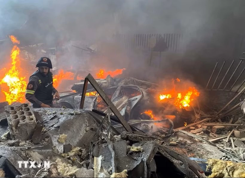 Lực lượng cứu hộ tìm kiếm các nạn nhân tại hiện trường đổ nát sau vụ không kích của Israel xuống thủ đô Beirut, Liban ngày 8/4. (Ảnh: THX/TTXVN)